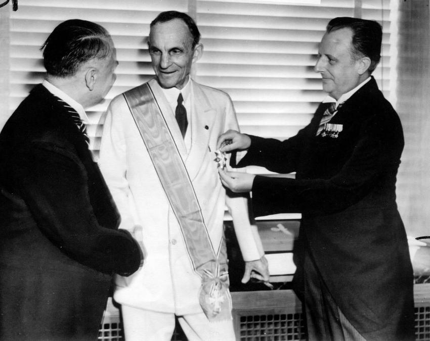 Henry Ford přebírá Záslužný řád německé orlice (1938)