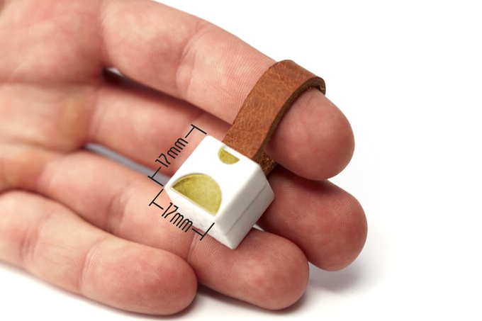 Nipper: Miniaturní nabíječka smartphonů, kterou napájí dvě tužkové baterky