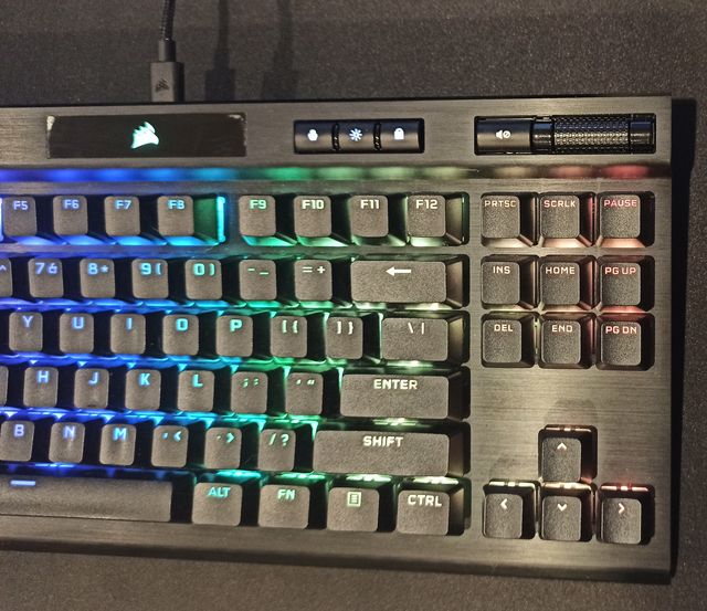 Corsair 70 TKL RGB - kompaktní herní mechanika na cesty 