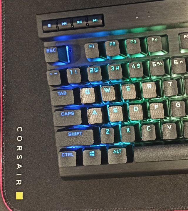 Corsair 70 TKL RGB - kompaktní herní mechanika na cesty 