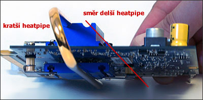 Do žlábků vložíme malou a poté i větší heatpipe...