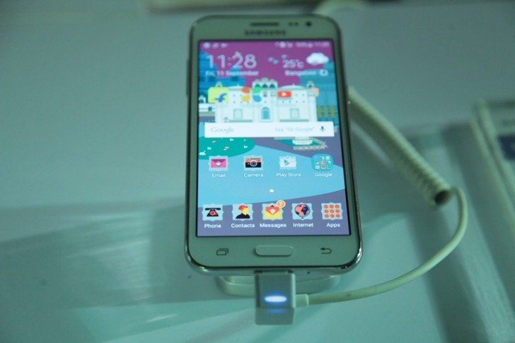 Samsung Galaxy J2: Levný smartphone se Super AMOLED displejem