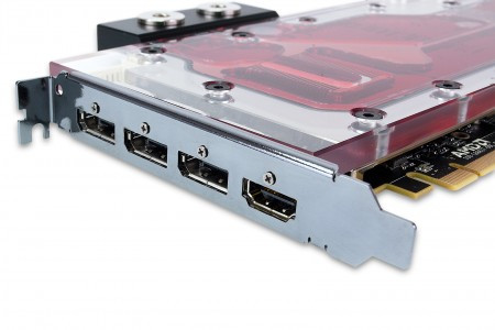 Blok vodního chlazení pro Radeon Pro Duo připraven. Stojí za ním EK Water Blocks