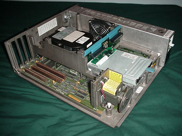 "IBM PS2 MCA Model 70, drives internal side-view" od DMahalko, Dale Mahalko, Gilman, WI, USA Email: dmahalko@gmail.com – Vlastní dílo. Licencováno pod CC BY-SA 3.0 via Wikimedia Commons.