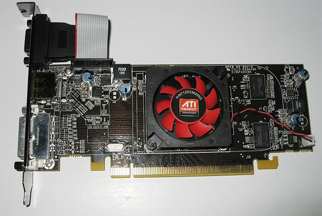 Jádro Cedar vyfoceno, pravděpodobně AMD Radeon HD 5400 nebo 5500