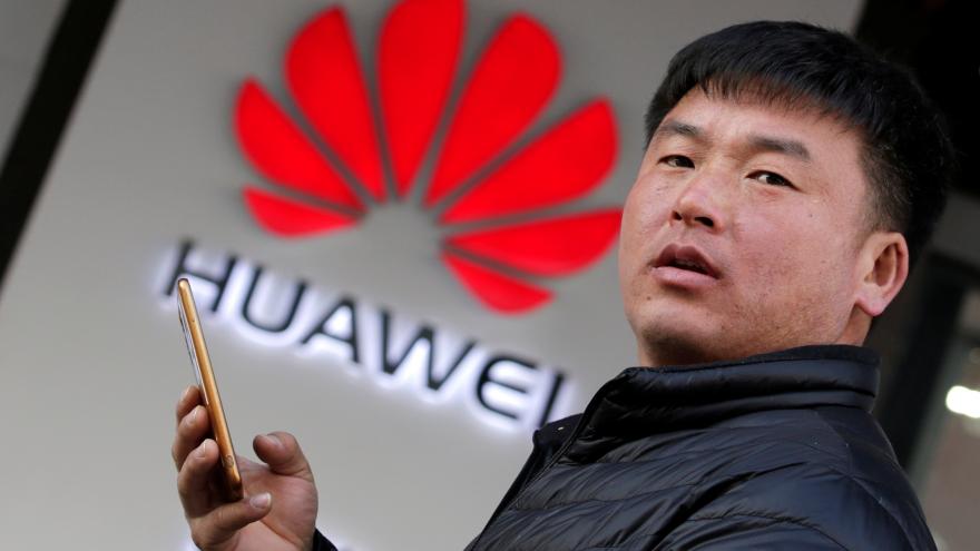 Huawei žaluje amerického regulátora FCC