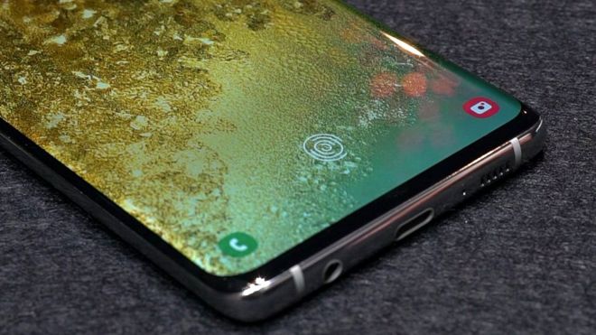 Čtečku otisků na Galaxy S10 ošálíte silikonovým pouzdrem