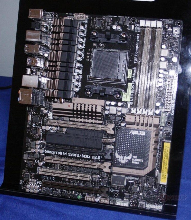  CES 2013: ASUS ukázal první desku pro procesory AMD s PCI Express 3.0
