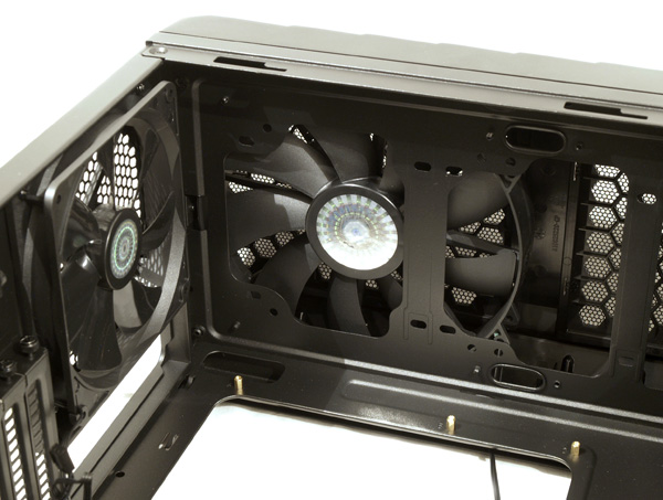 CoolerMaster HAF XM – chcete mít pod stolem bunkr?