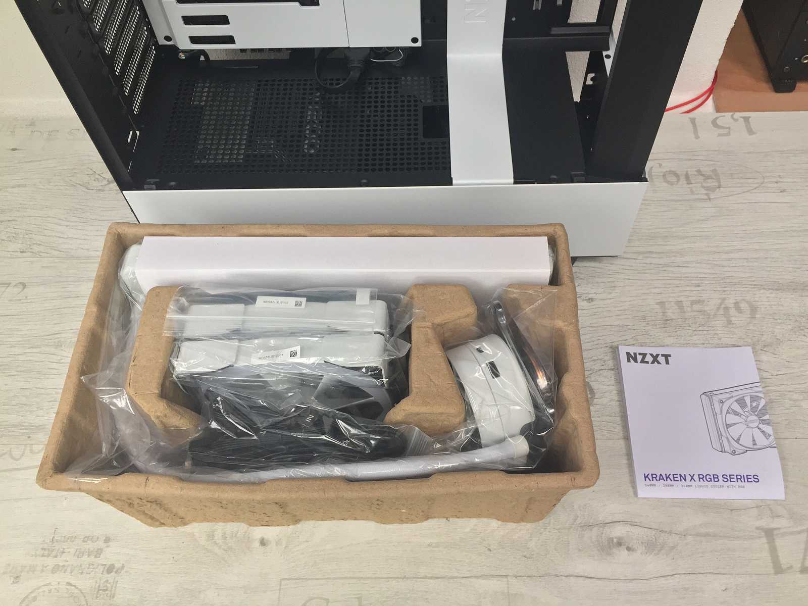 Test skříně NZXT H510 FLOW – s komponenty v bílém tónu