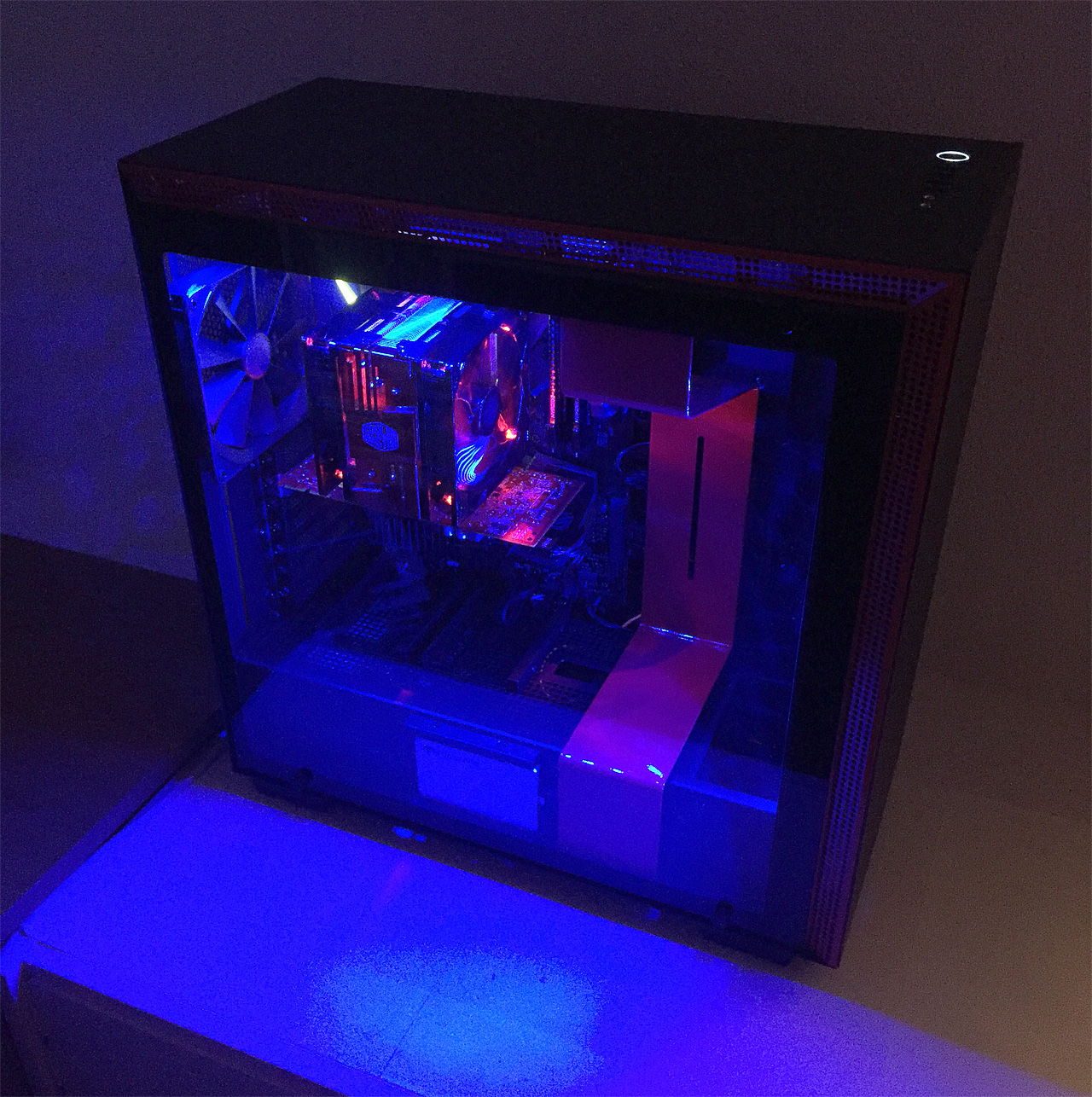 NZXT H700i: může být počítačová skříň chytrá?