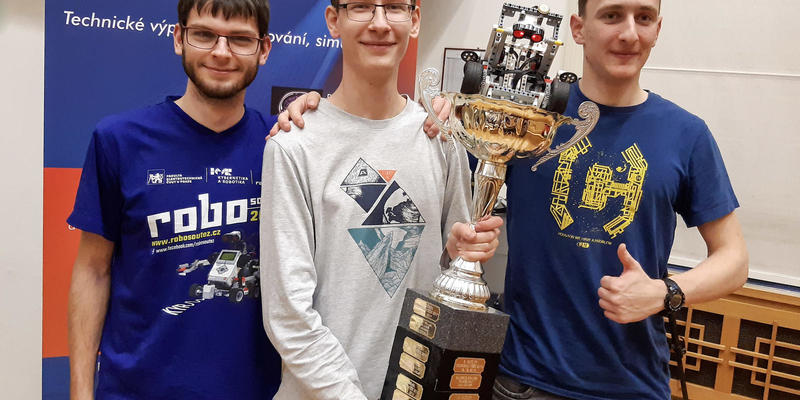 Ve finále středoškolské Robosoutěže ČVUT zvítězil „šplhající robot“