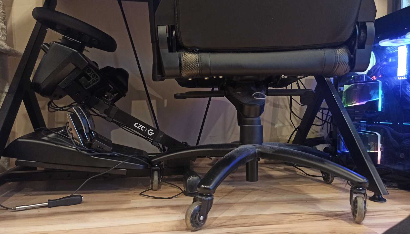 CZC Gaming Rider a Chariot – dvojice levných držáků na volanty
