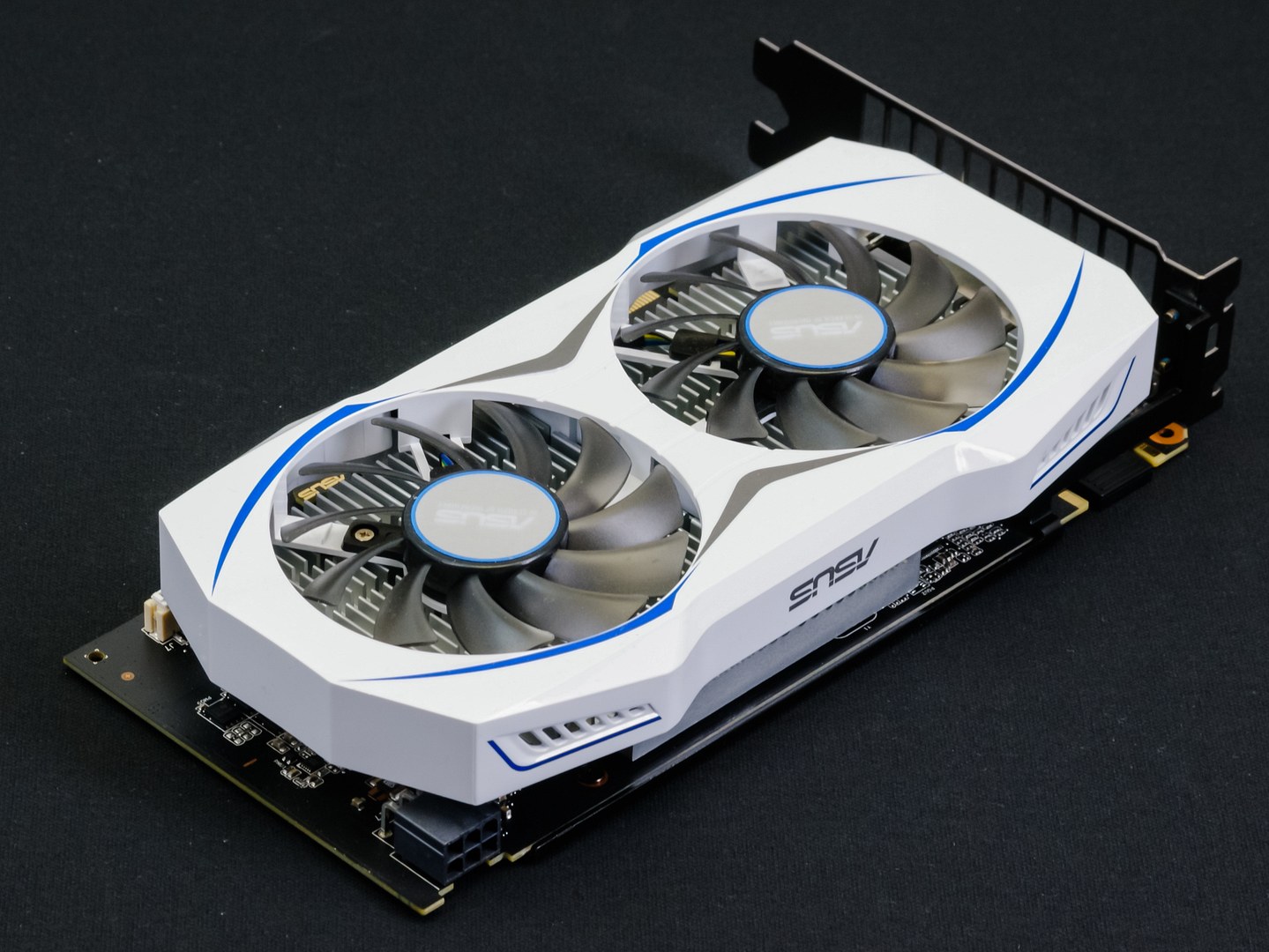 Asus GeForce GTX 950: se super cenou a luxusní vizáží