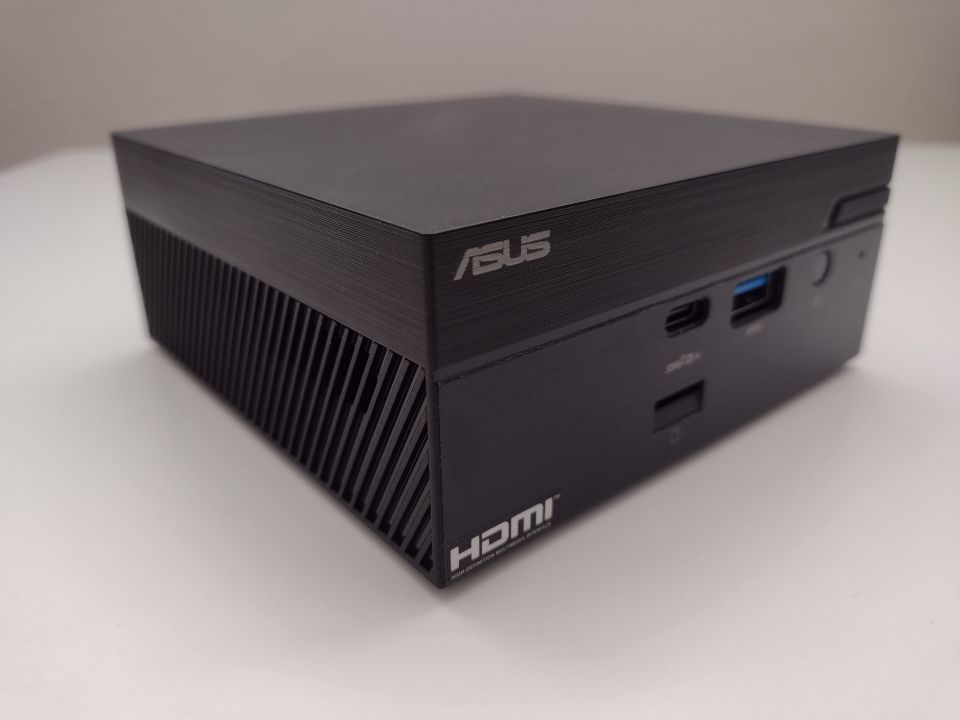 Asus Mini PC PN51 – když potřebujete na stole ušetřit každý milimetr