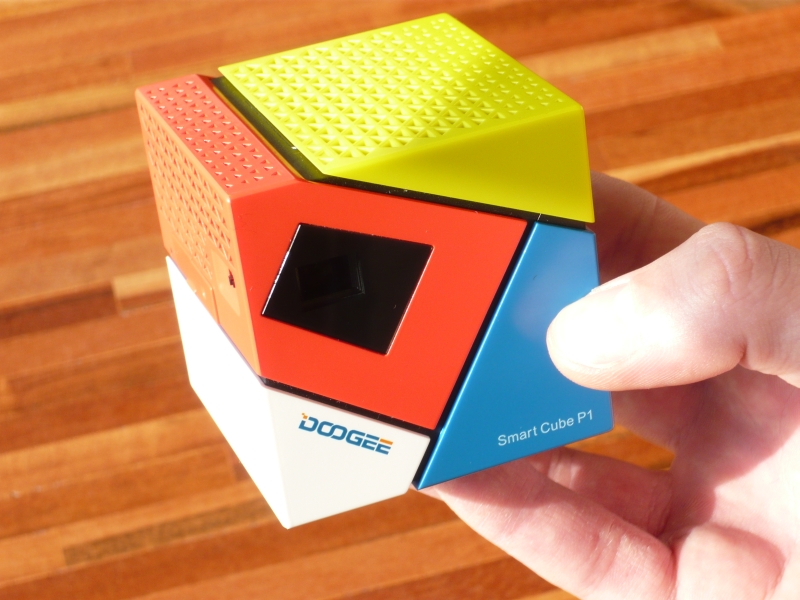 Doogee Smart Cube P1: rubikova kostka s dataprojektorem 