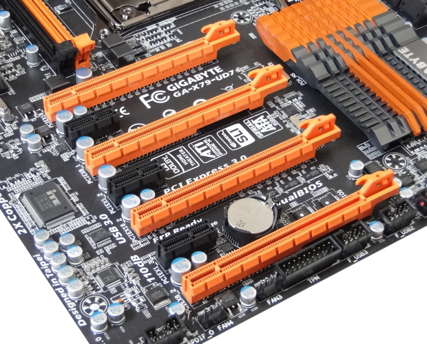 Gigabyte X79-UD7 – nejvyšší model, ale na konkurenci nestačí