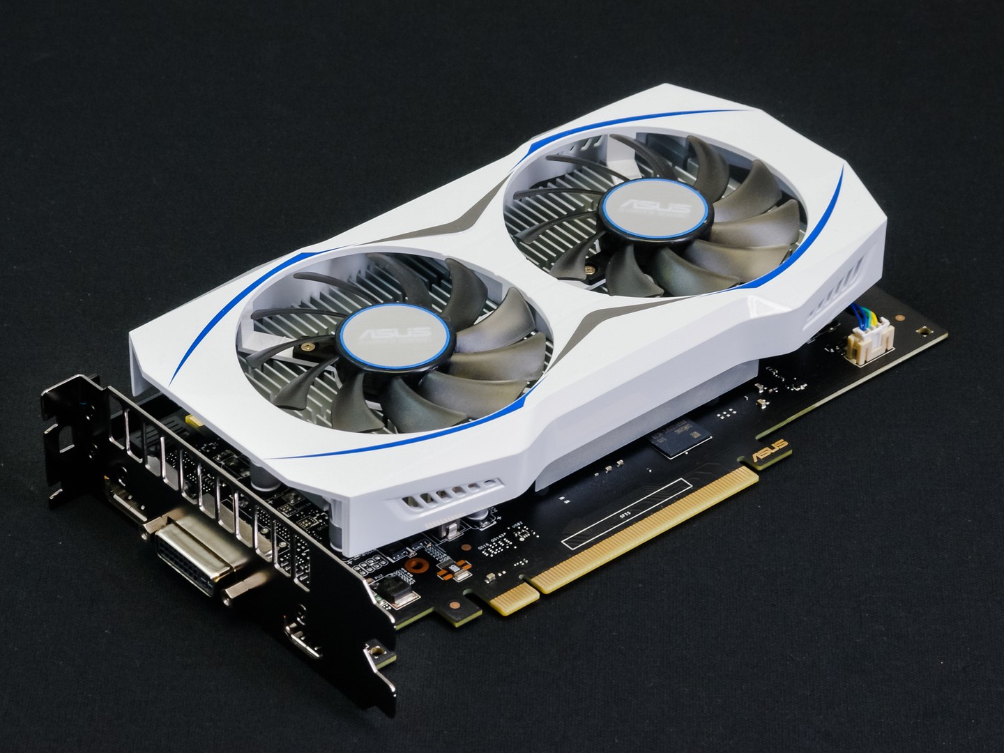 Asus GeForce GTX 950: se super cenou a luxusní vizáží