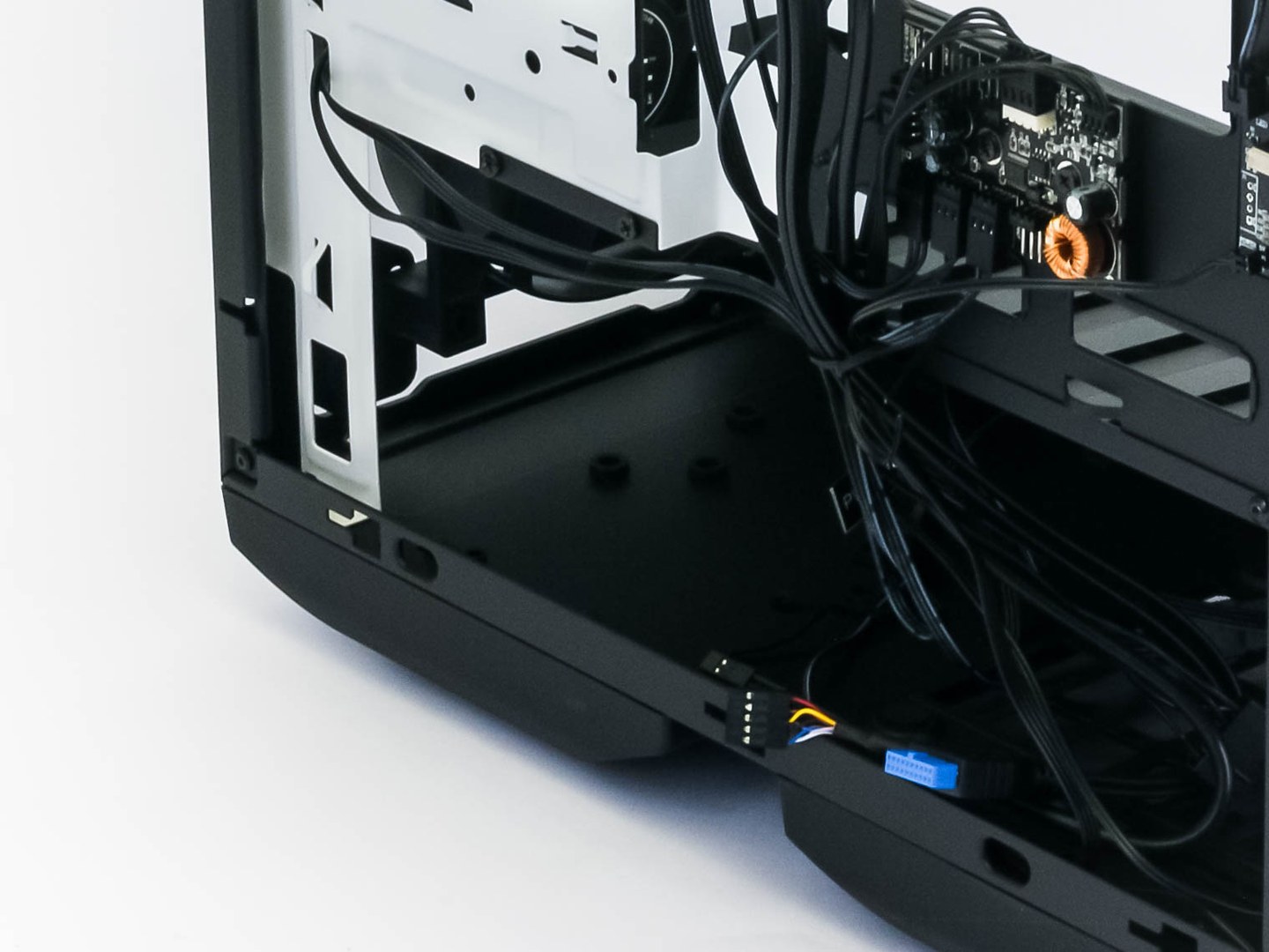 NZXT Manta: Malá skříň pro velké monstrum