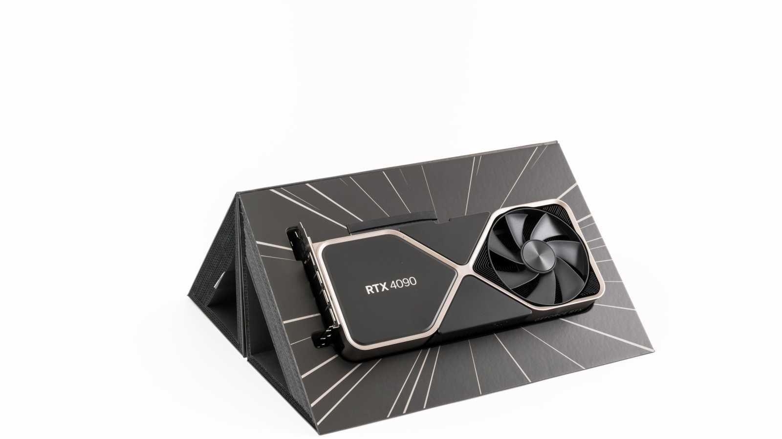 Rozbalujeme Nvidia GeForce RTX 4090 FE: balení a konstrukce