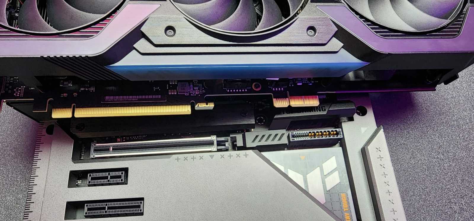 ASUS ukázal prototyp RTX 4070 bez napájecího kabelu – konec roztavených konektorů na obzoru?