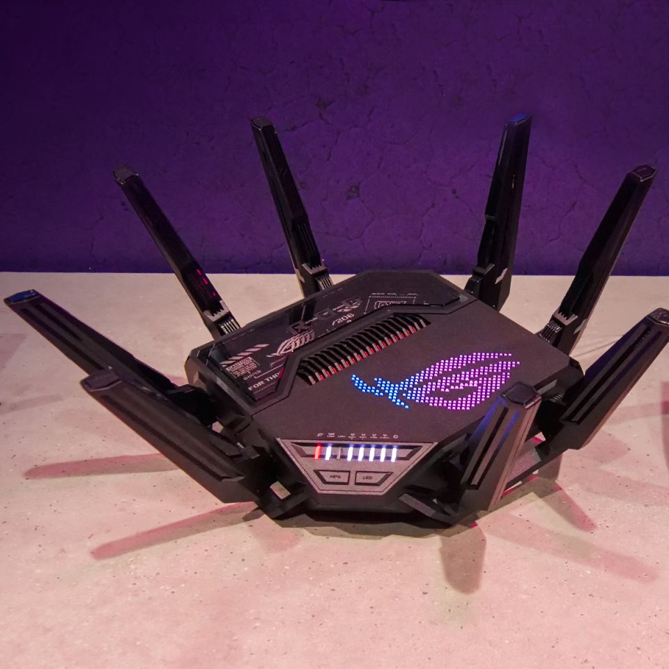 Monitor přes celý stůl, počítače bez kabelů a další novinky Asus z výstavy Gamescom