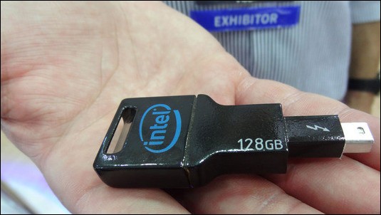 Intel ukázal prototyp flashky s rozhraním Thunderbolt [Computex]