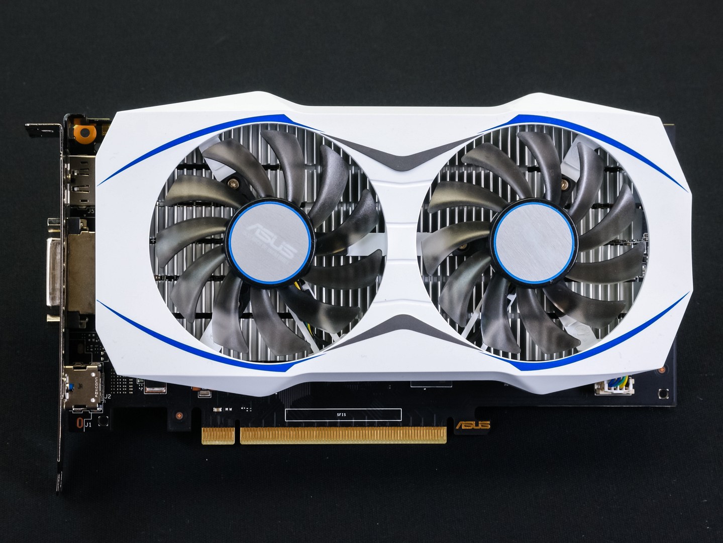 Asus GeForce GTX 950: se super cenou a luxusní vizáží