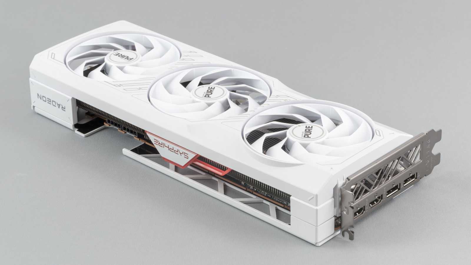 Test Sapphire Pure AMD Radeon RX 7700 XT: Těch pár stovek určitě připlaťte