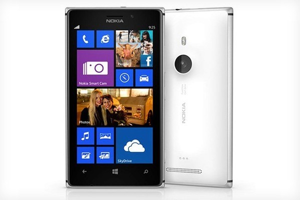 Nokia představuje Lumia 925 smartphone s Windows Phone 8