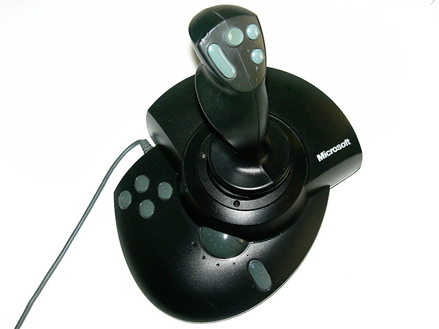 „Joystick - Microsoft Sidewinder Force Feedback Pro (1997)“ od MOS6502 – Vlastní dílo. Licencováno pod Volné dílo via Wikimedia Commons.