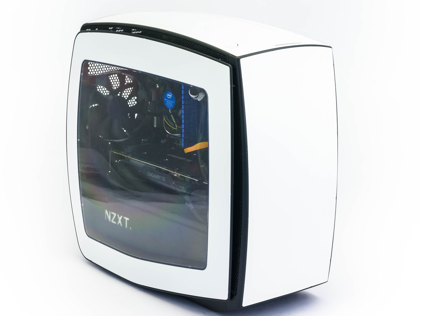 NZXT Manta: Malá skříň pro velké monstrum