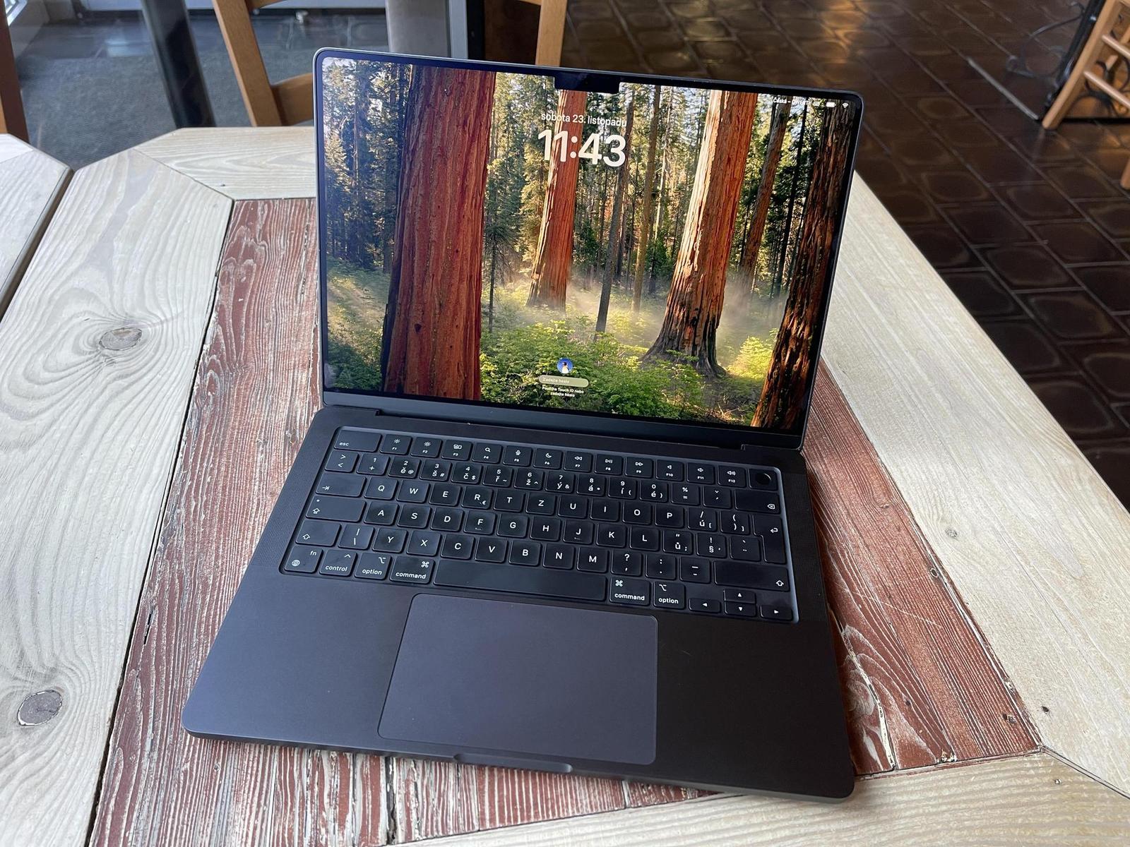 Půjčená verze Macbooku má nanotexturu na displeji – a ten je naprosto úžasný v potlačování odlesků, zvláště bodová světla s tím prostě nevnímáte