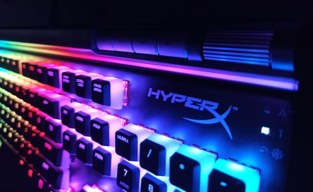 HyperX Alloy Elite 2 – červené spínače a oslnivé podsvícení 