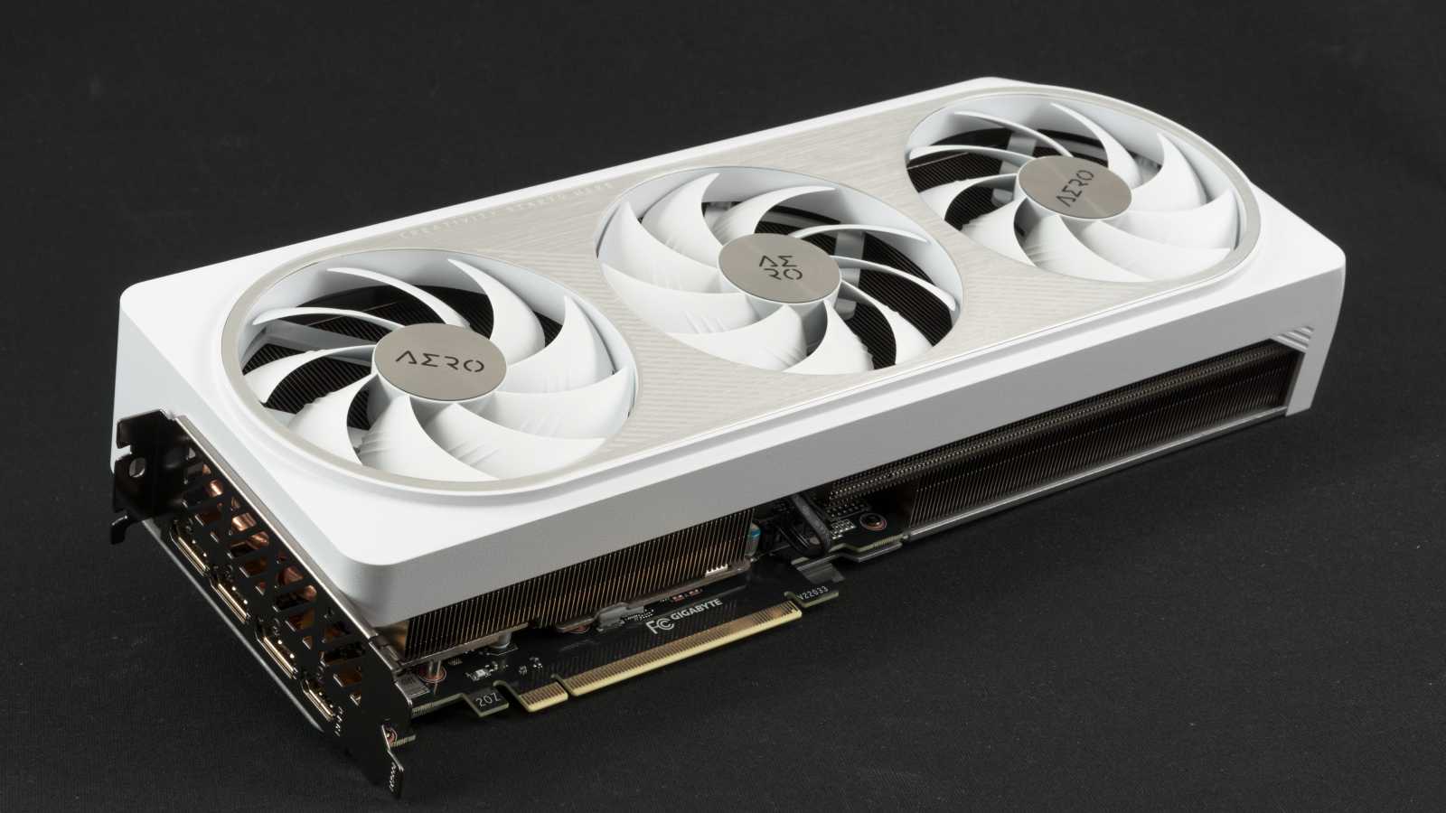 Bílé zjevení v testu: Gigabyte GeForce RTX 4070 Ti Aero OC 12G