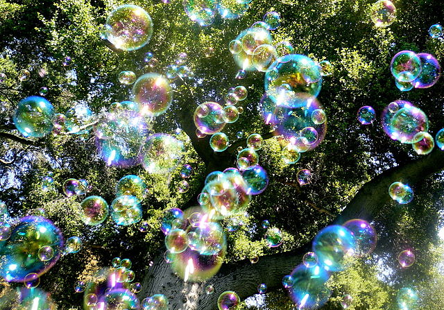 Soap bubbles-jurvetson" by Steve Jurvetson - Bubble Rain. Licensed under CC BY 2.0 via Wikimedia Commons.