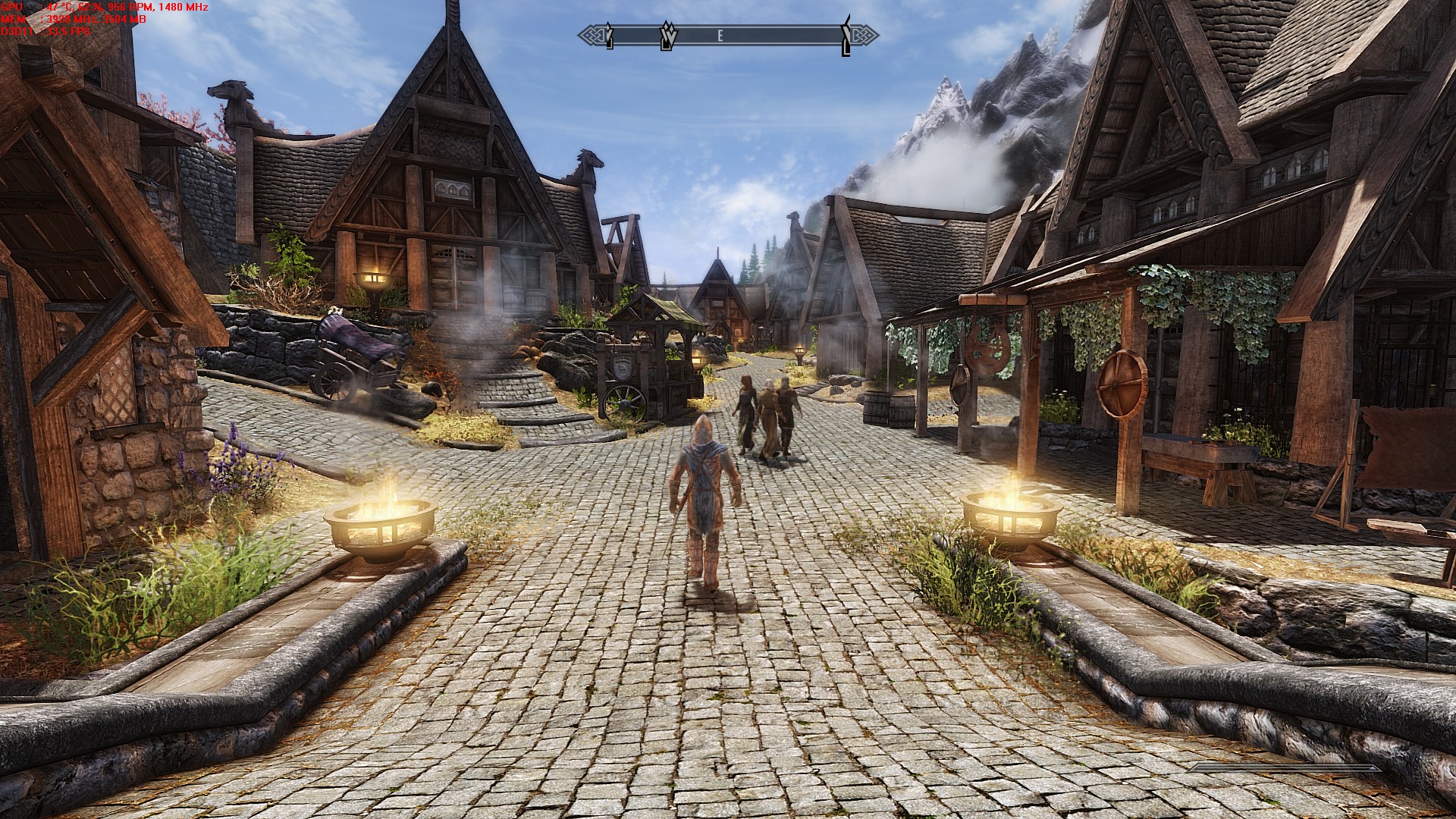 Zde použit pro ukázku JK Whiterun SE. Uprostřed je nový stánek, vpravo vůz a zbrojířství vlevo je obohacené břečťanem a štítem na trámu. 33,5 FPS a vytížení grafiky kleslo na 62%.