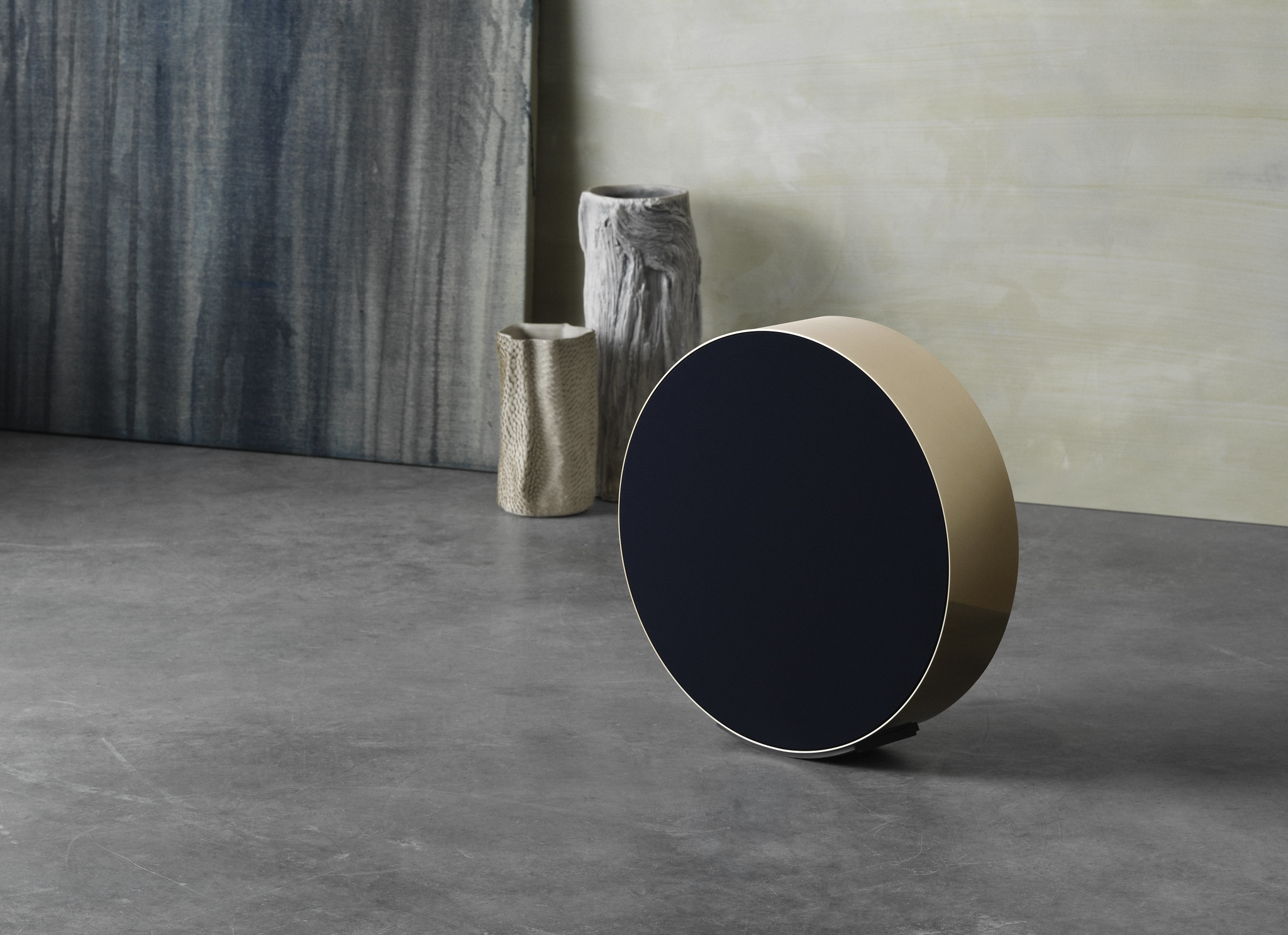 Bang & Olufsen představuje kruhový Beosound Edge v barvě Brass Tone