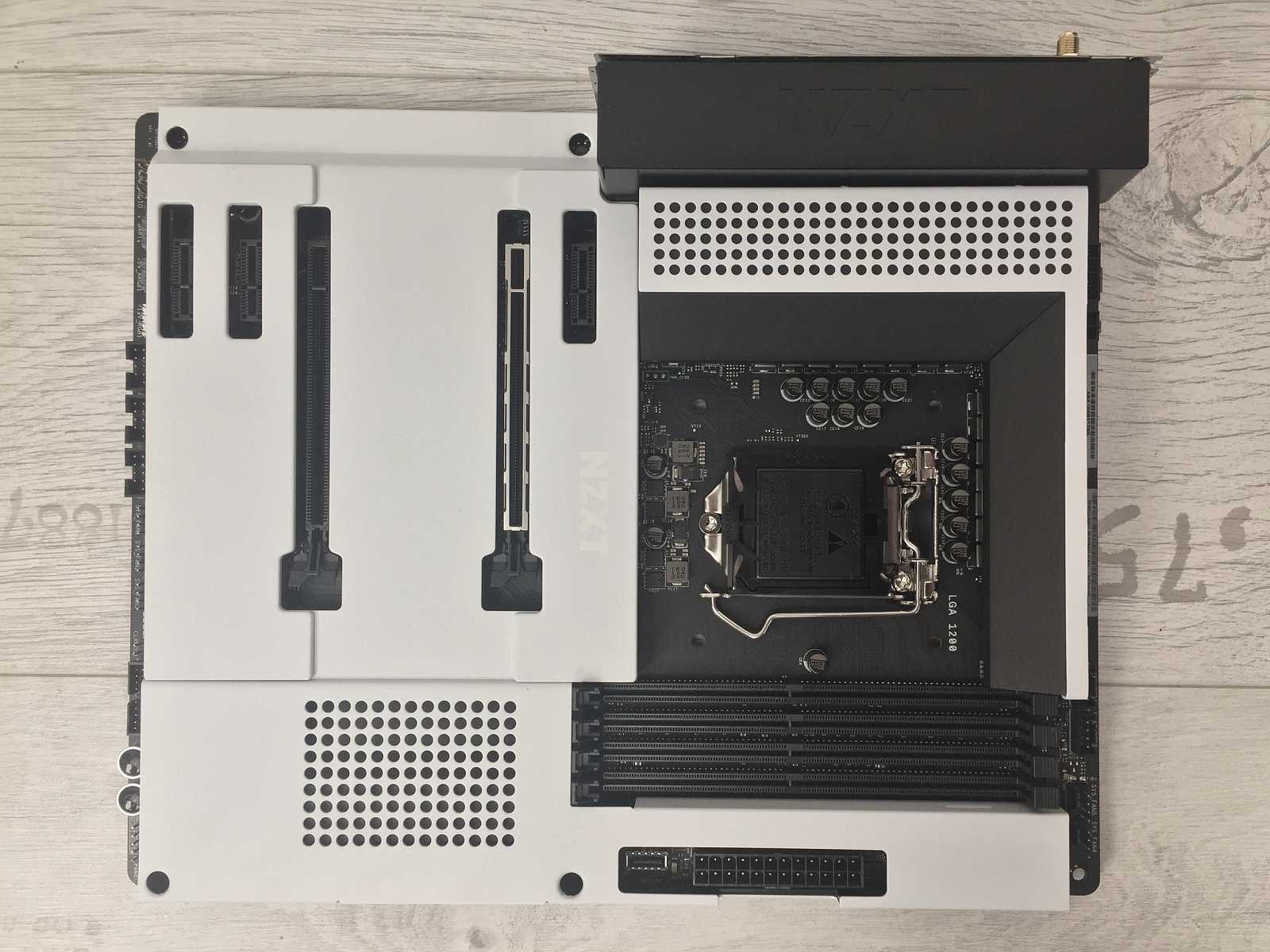 Test skříně NZXT H510 FLOW – s komponenty v bílém tónu