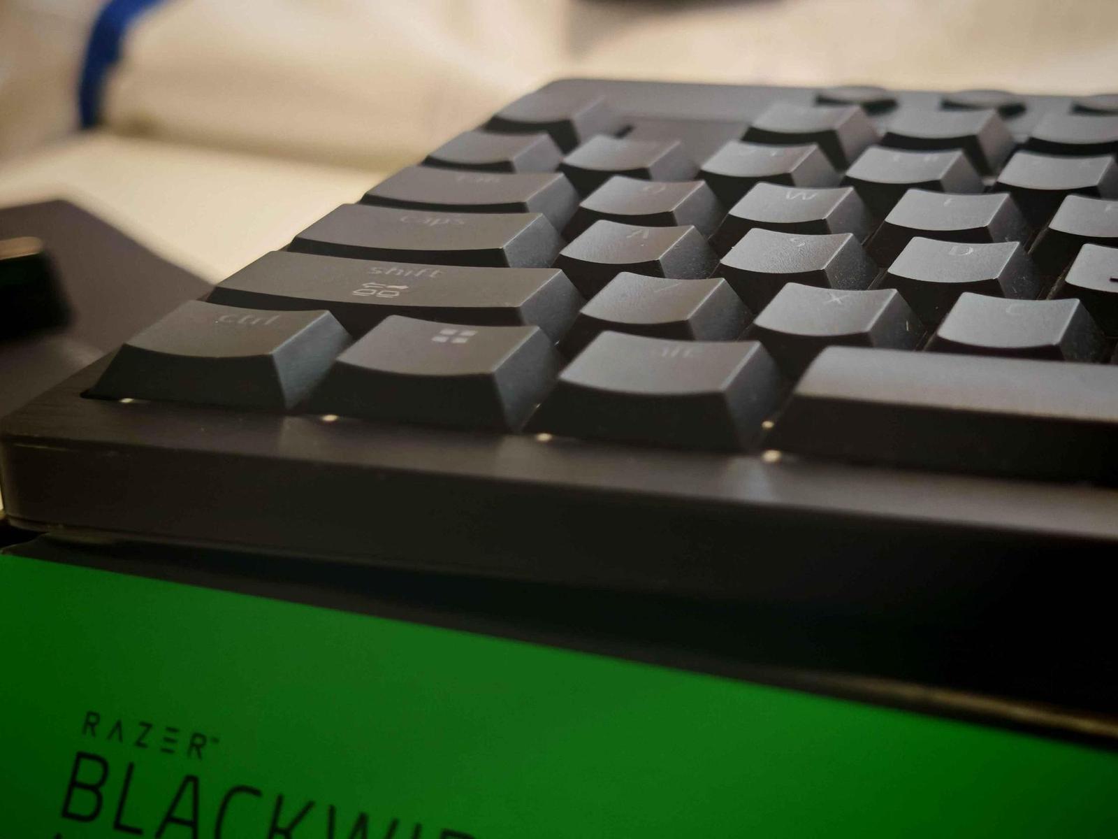 Recenze klávesnice Razer BlackWidow V4 Low-Profile HyperSpeed