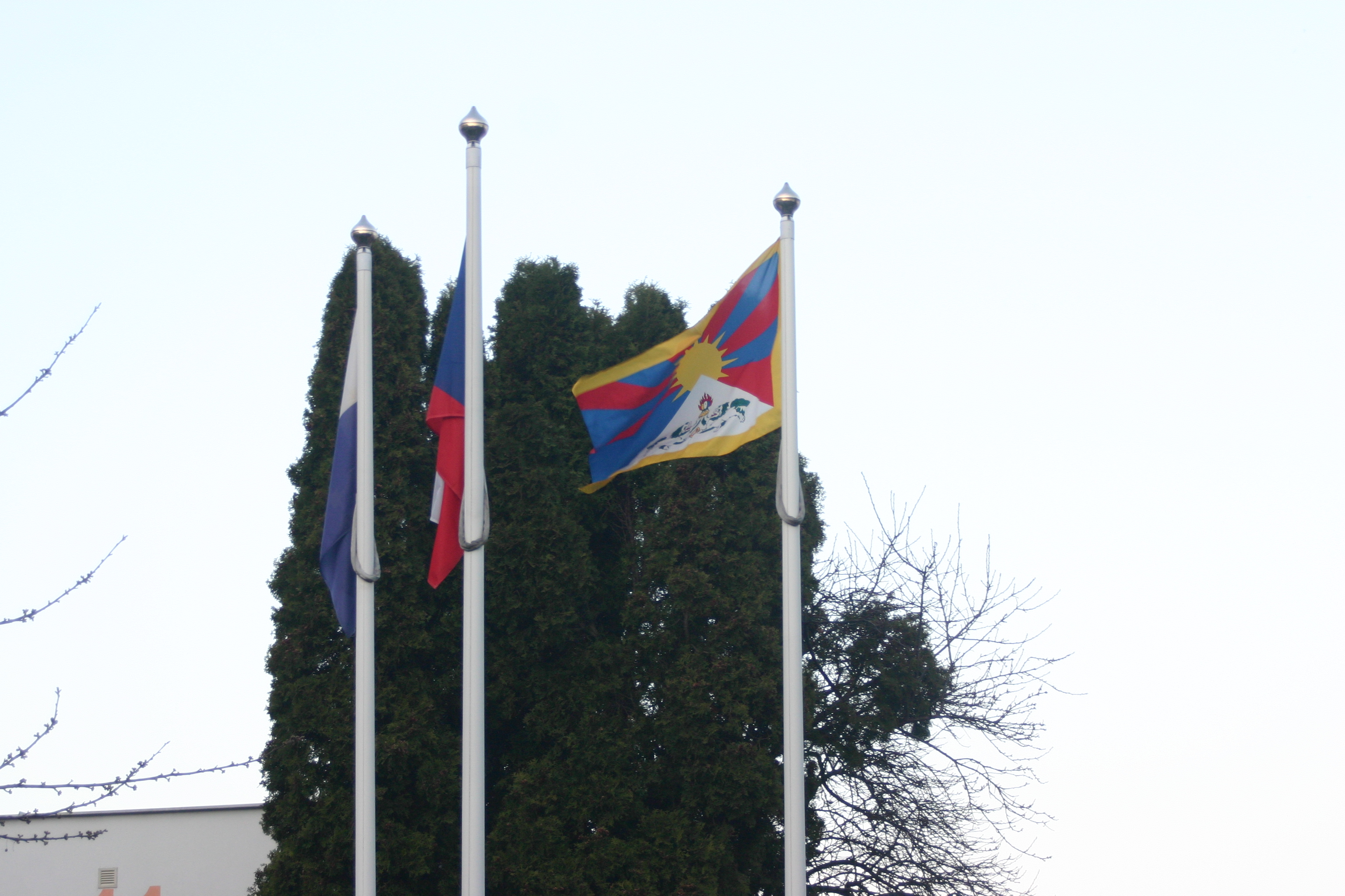 Česká, Prahy 11 a Tibetská vlajka na radnici Prahy 11 při průběhu návštěvy čínského prezidenta Si Tin-Pchinga Autor: Fried Marek – Vlastní dílo, CC BY-SA 4.0, Odkaz