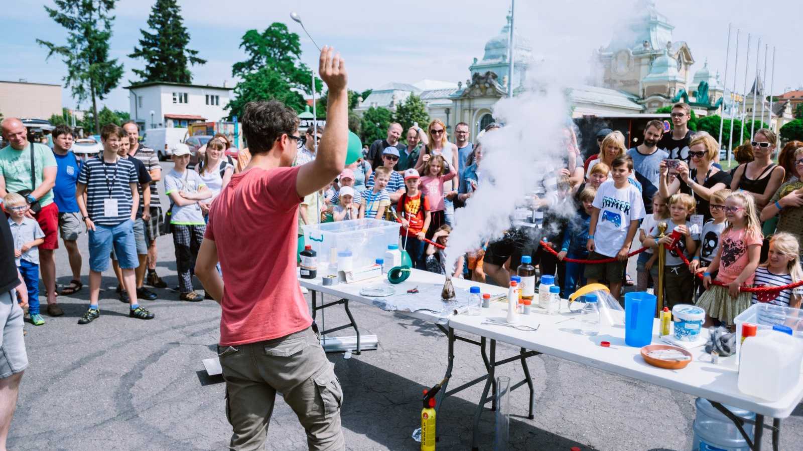 O víkendu startuje Maker Faire Prague, nové s hardware startupy a vesmírnou zónou