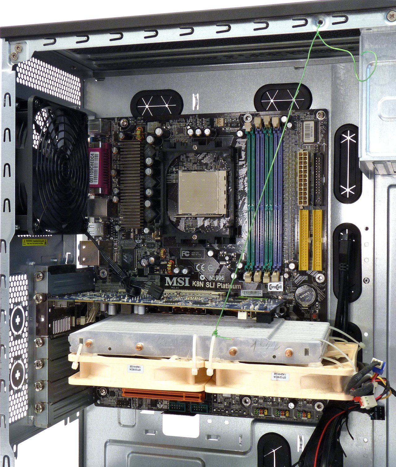 Supermicro SuperChassis GS50-000R – „herní“ skříň 