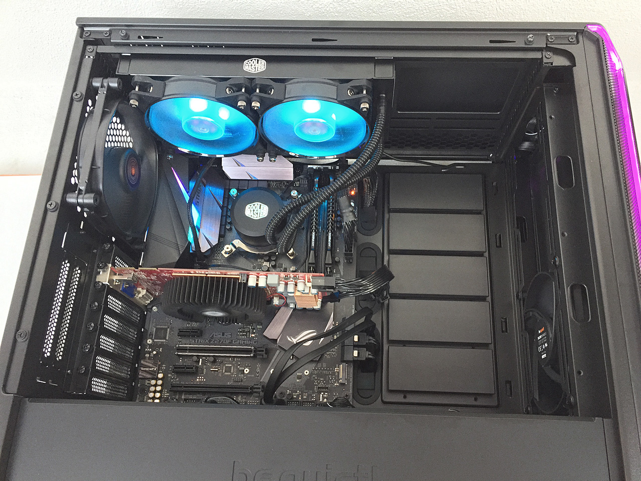 be quiet! Dark Base 700 – luxus v černém s RGB šperkem