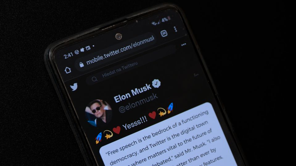 Jak si Elon koupil Twitter a spustil tím paniku