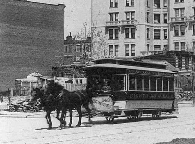 „Pferdebahn NewYork um 1895“ od Loeffler Von Benutzer:LosHawlos etwas bearbeitet – Tento obrázek je k dispozici v oddělení Prints and Photographs division americké Knihovny Kongresu pod digitálním ID cph.3b15340. 