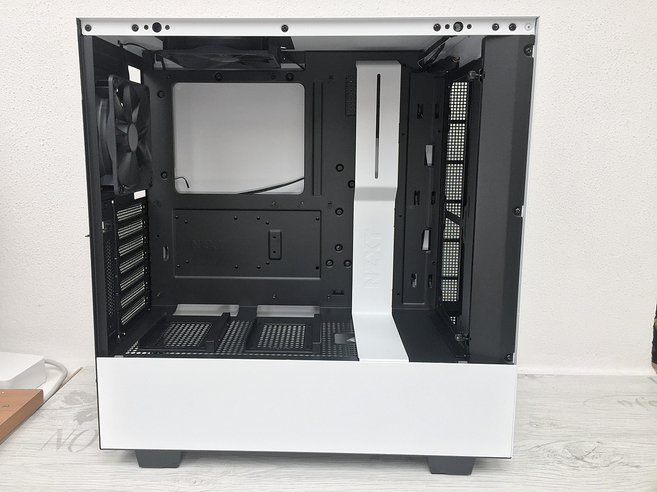 NZXT H500i – jednoduchá, chytrá a pohledná ATX skříň