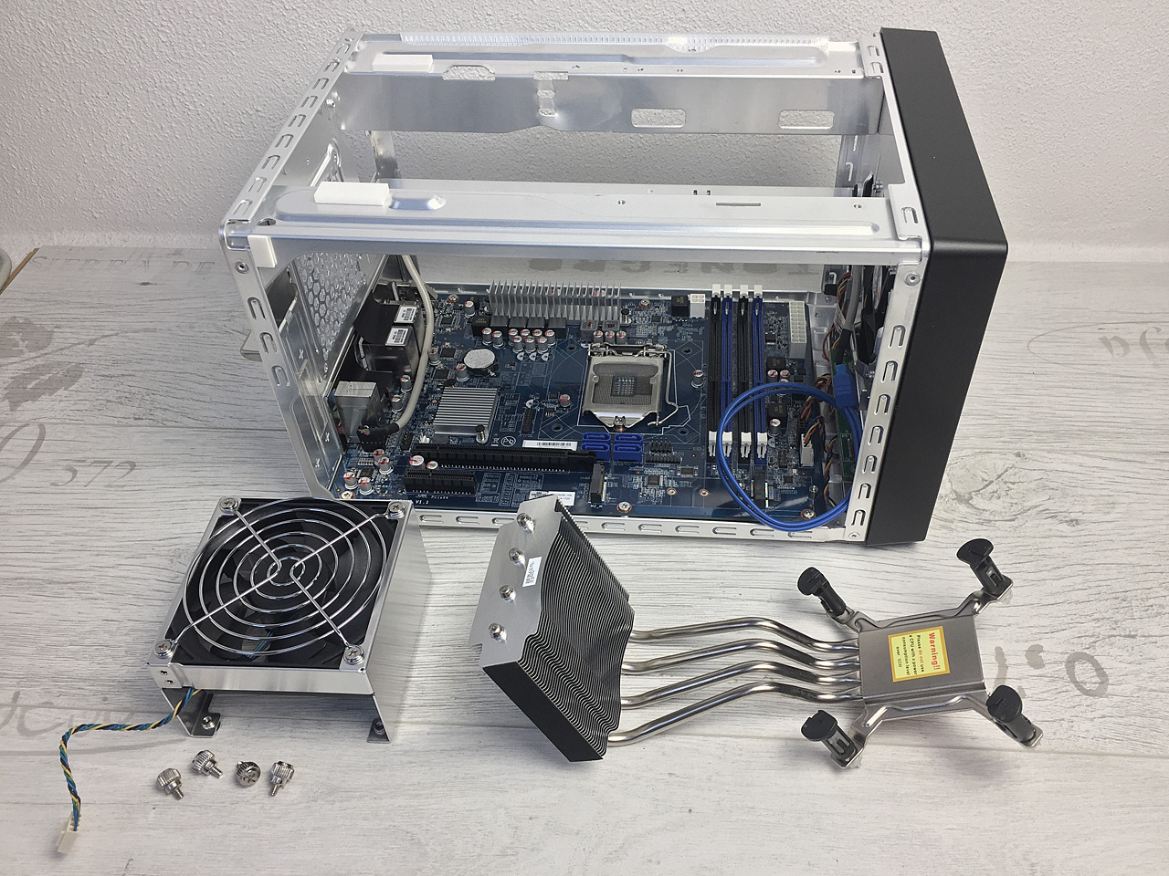 Shuttle XPC cube SH370R8 – spoutaná bestie