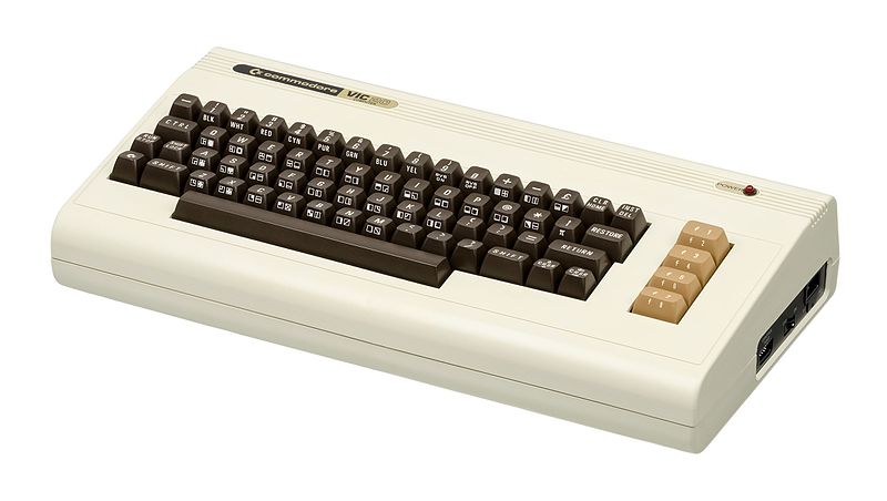 Commodore C64 Maxi — Návrat osmibitové legendy po 40 letech