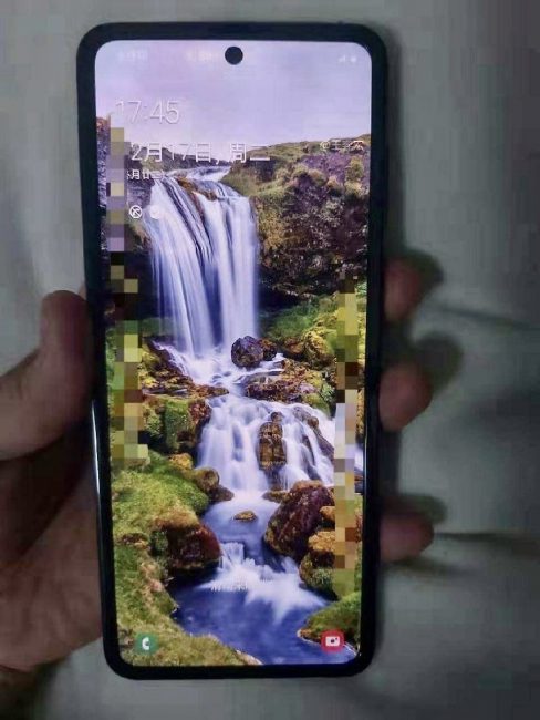 Tohle Samsung neuhlídal. Skládací véčko Galaxy Fold 2 na prvních snímcích